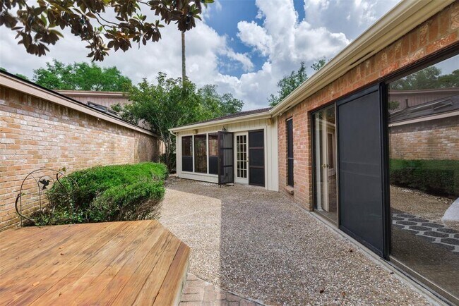 Building Photo - 806 Fleetwood Pl Dr