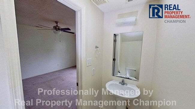 Building Photo - 2 BD/2.5 BA Townhome with Convenient Jacksonville Location