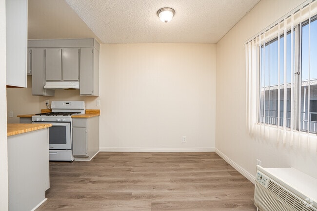 1BR, 1BA - 580SF - Dining Room - 7762 Foothill Blvd