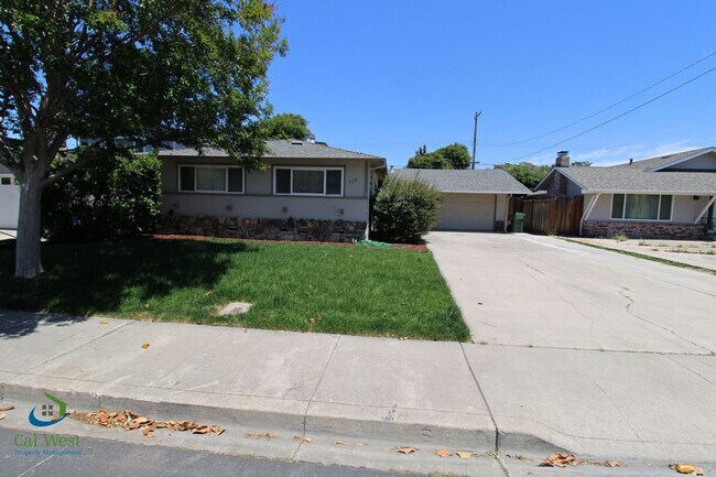 Building Photo - $4,795 Remodeled 4 Bed/2 Bath Home in Sant...