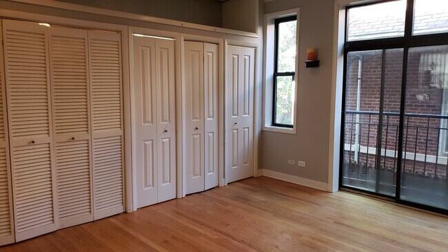 Habitación principal con armarios - 4044 N Kedvale Ave