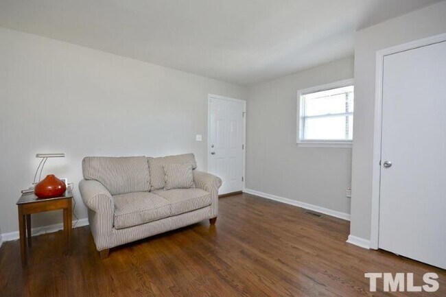 Foto del edificio - 704 Holloway St