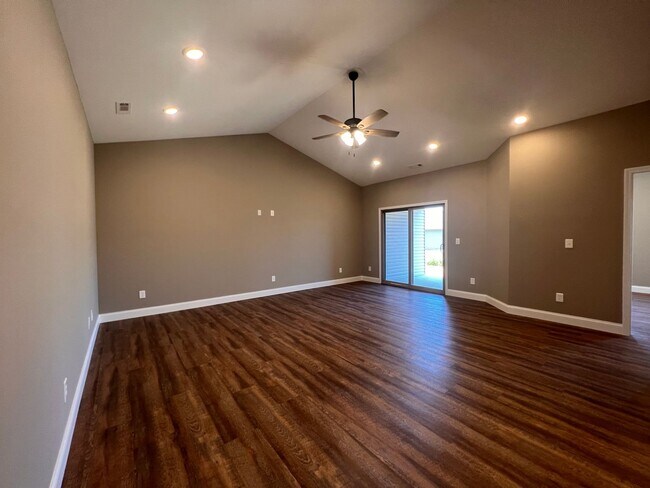 Foto del edificio - New condo 2 bedroom, 2 bath, 2 car garage