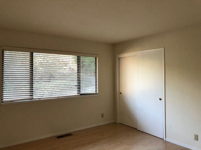 Building Photo - 4012 El Bosque Dr