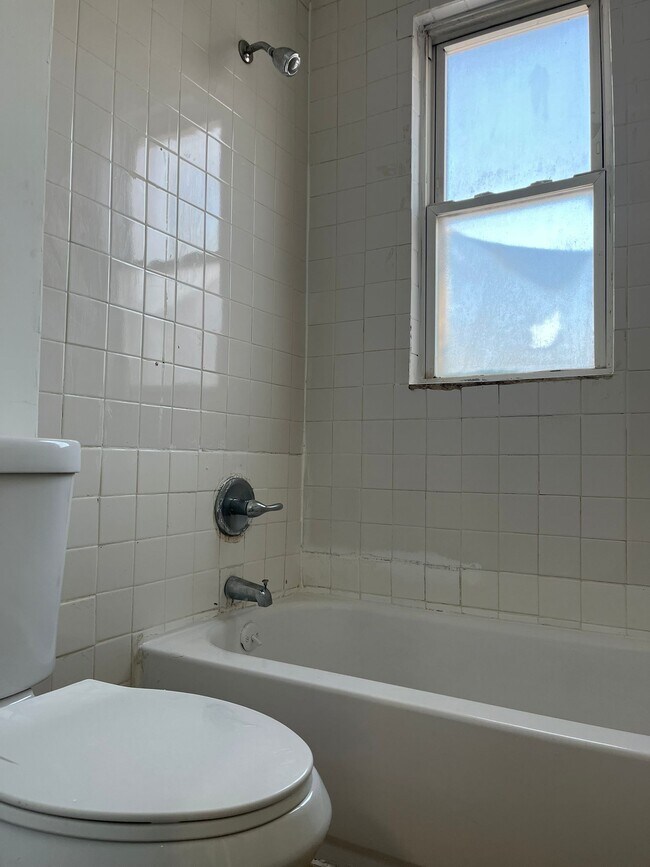 Foto del edificio - 72 Rose Ave