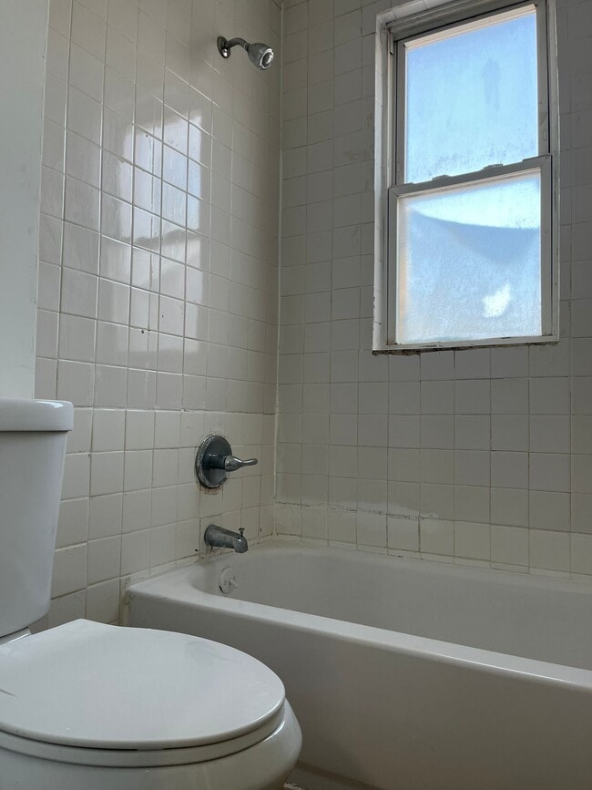 Building Photo - 72 Rose Ave