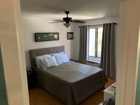 Master with walk-in closet - 20702 El Toro Rd