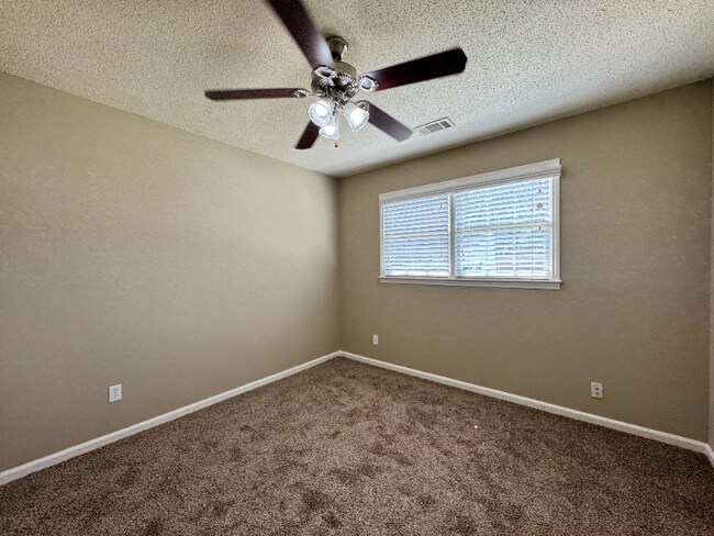 Foto del edificio - 2406 Greenbrier Dr