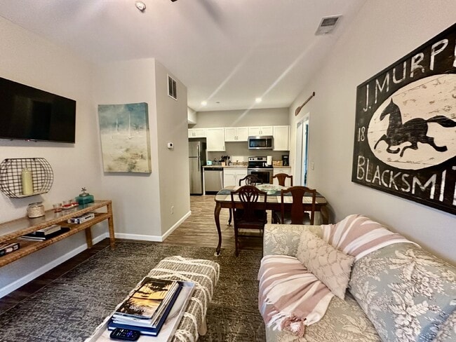 Building Photo - Two Bedroom Apartment in the Heart of Bluffton's Promenade!