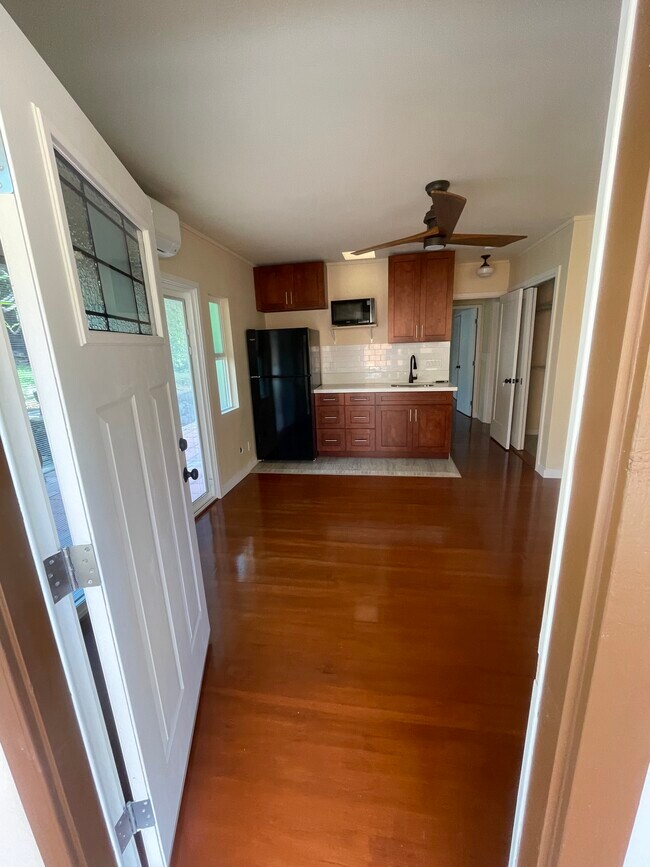 Large living area/wet bar kitchen - 3874 Leahi Ave