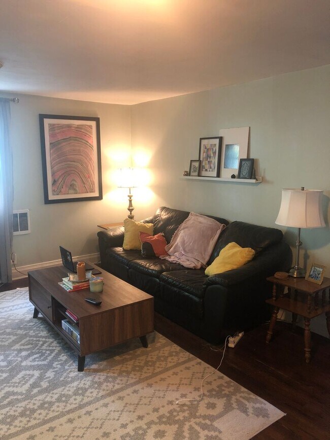 Foto del edificio - Charming 2 Bed/ 1 Bath upstairs Apartment ...