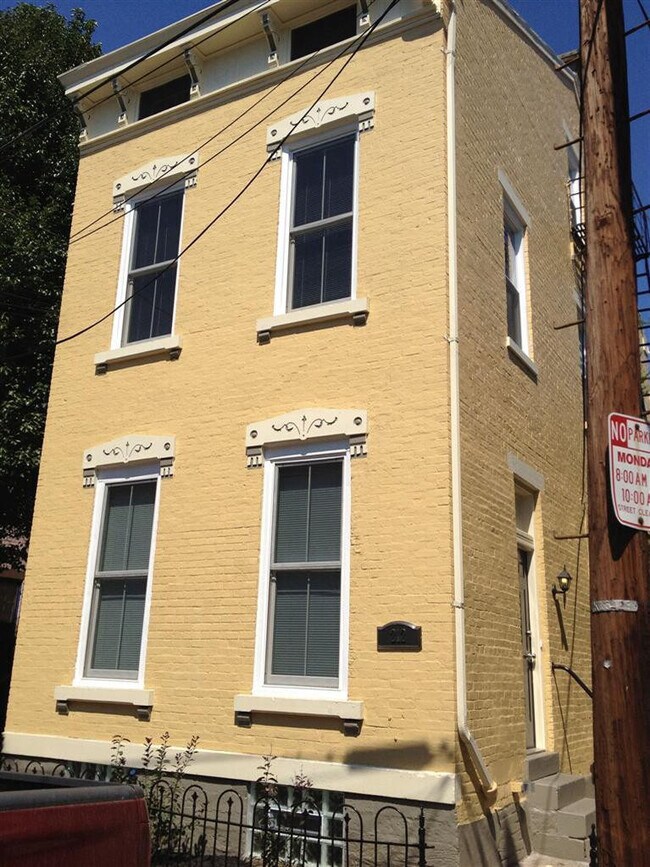Building Photo - 212 W 6th St