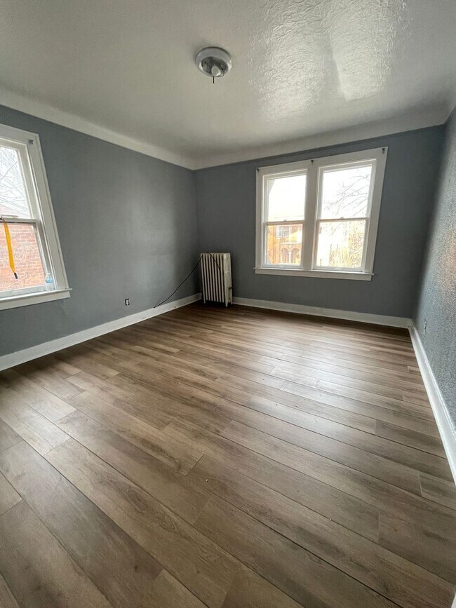 Building Photo - 1 BEDROOM APARTMENT-WATER INCLUDED- MOVE I...