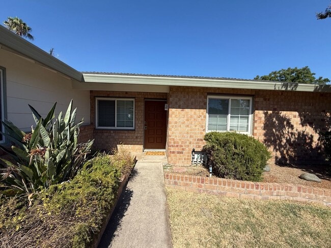 Building Photo - 3 bed 2 bath home available now!