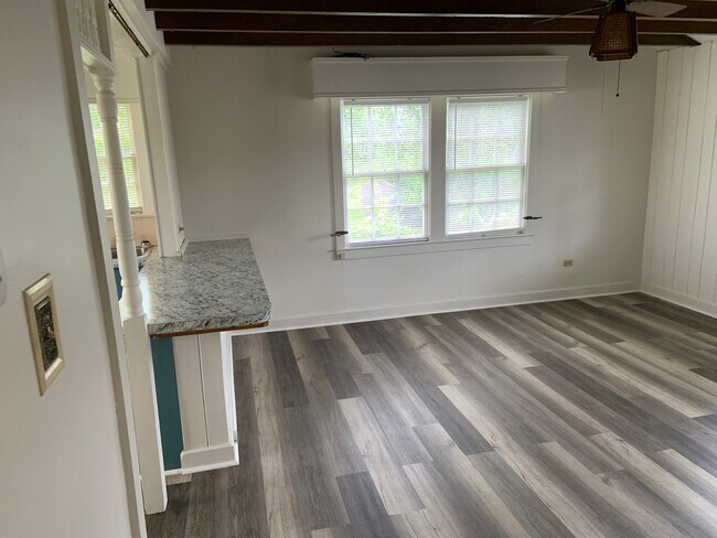 den 1 - 158 Saint Joseph St