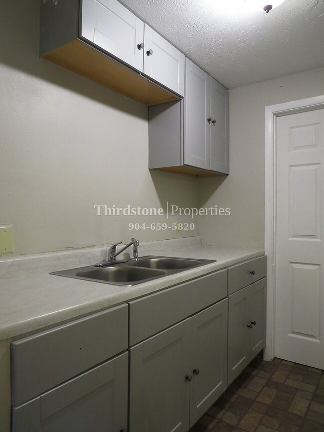 Building Photo - 2761 Floradale Dr S
