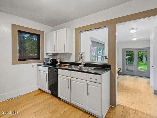 Foto del edificio - 406 Northern Pines Rd