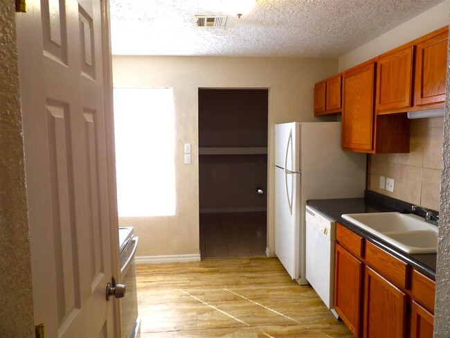 Building Photo - 2827 Mobley