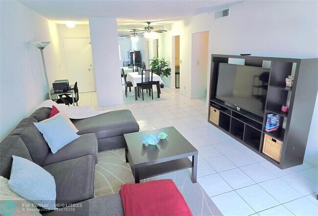 Foto del edificio - 2230 NE 56th Pl