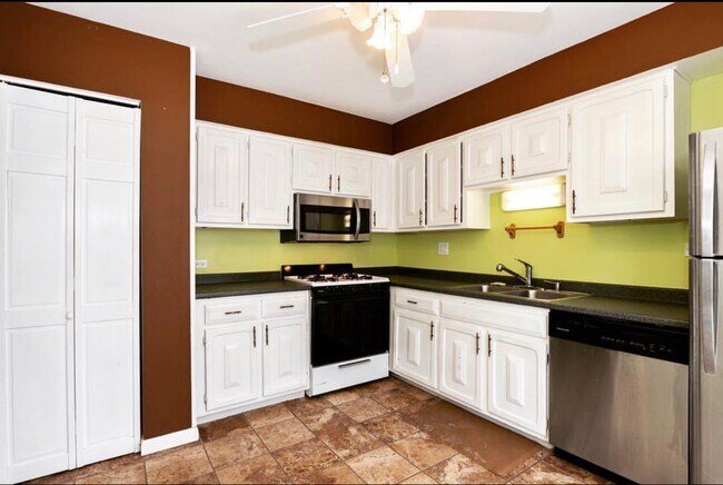 Building Photo - 3062 Kingston Ct