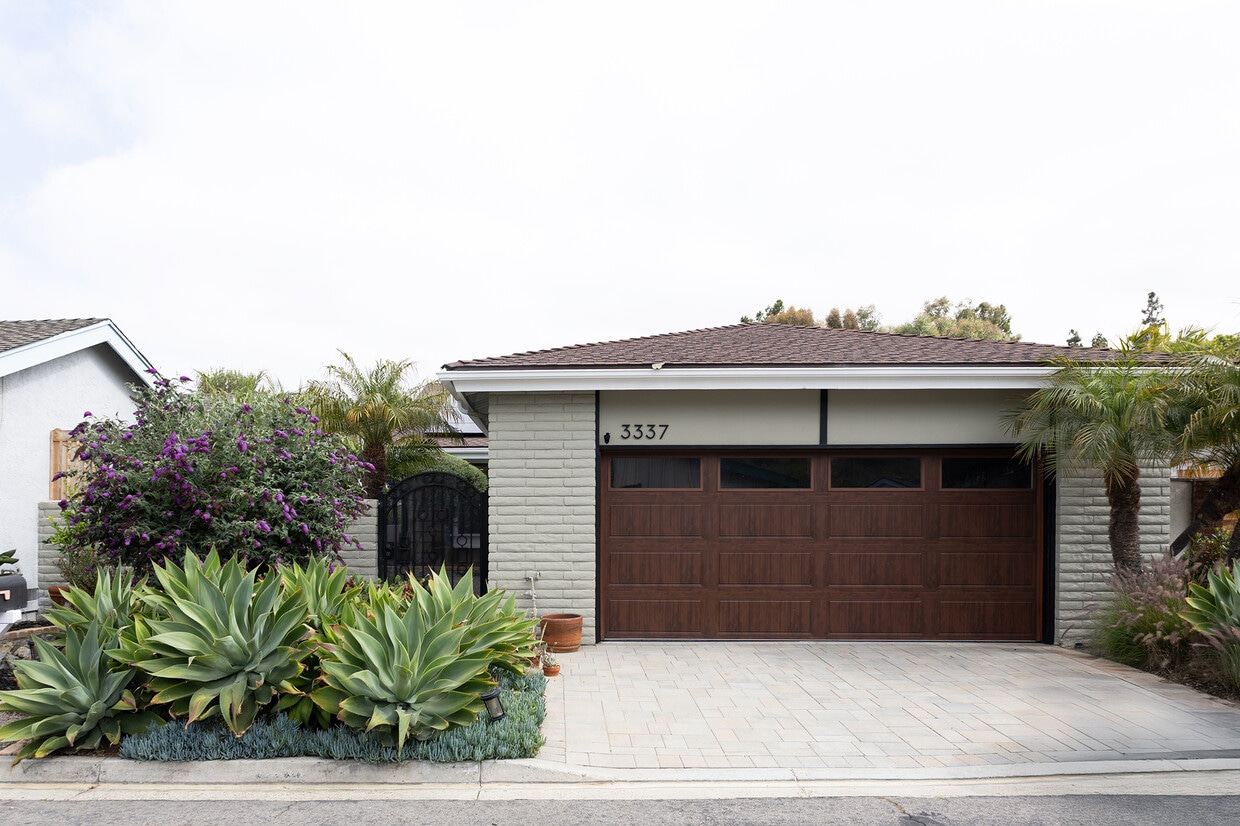 Primary Photo - 3337 Vivienda Cir