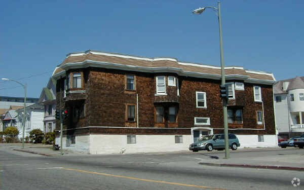 Building Photo - 802 E 18th St