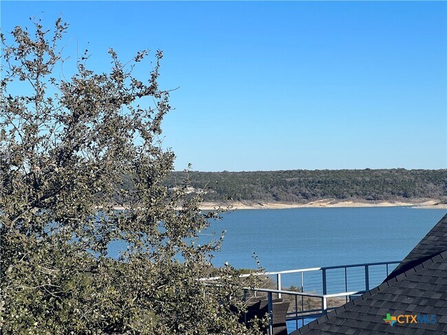 Foto del edificio - 5899 Denmans Loop