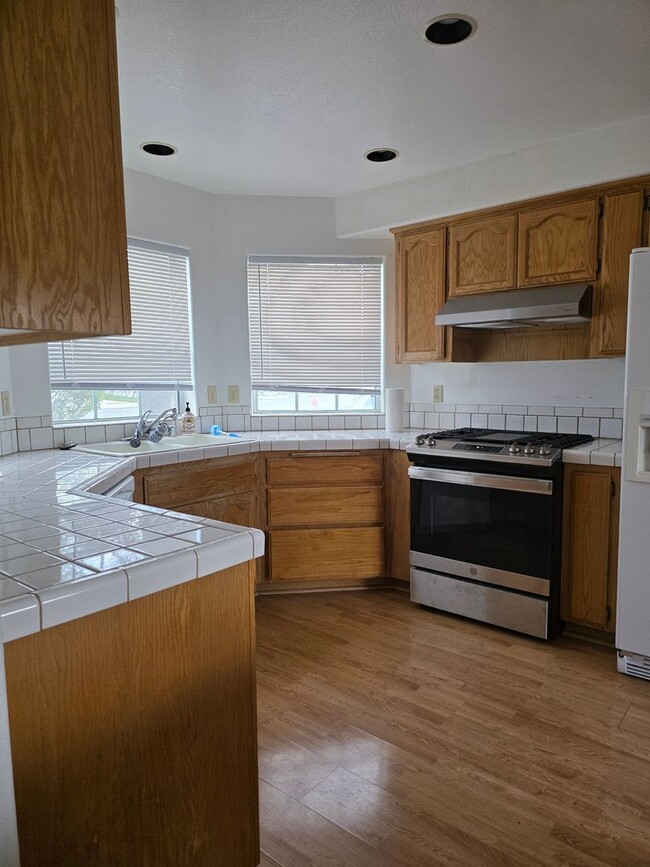 Building Photo - Townhouse Available - Cats OK