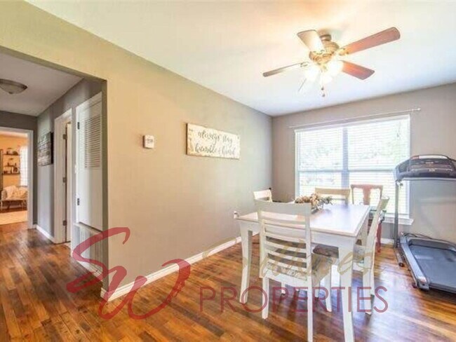 Foto del edificio - Spacious 3 Bed / 2 Bath with Huge Backyard