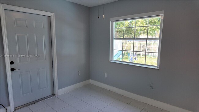 Foto del edificio - 18901 NW 77th Ct