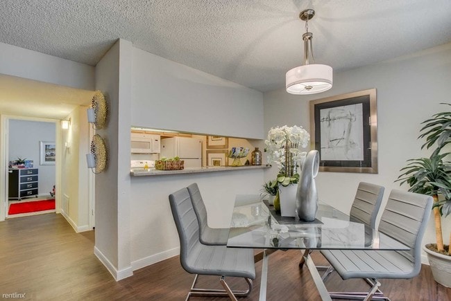 Foto del edificio - 17825 Kings Park Ln