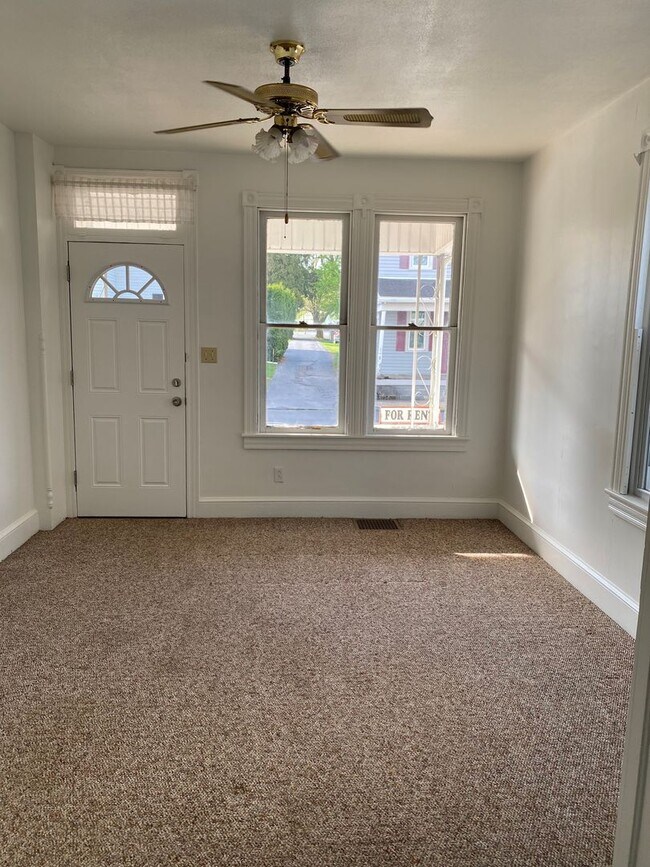 Building Photo - 2 Bedroom, 1 Bath House
