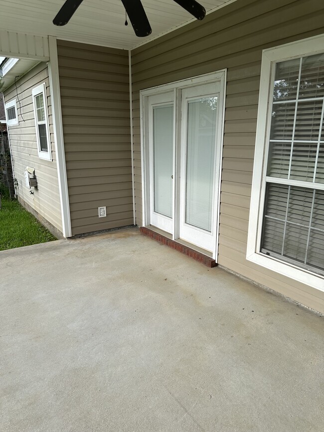 Building Photo - 5448 Henning Dr W