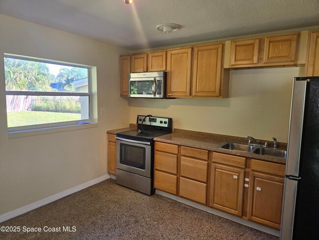 Building Photo - 511 Japonica Dr