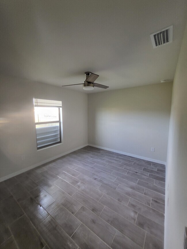 Foto del edificio - 1710 Four Mile Cove Pky