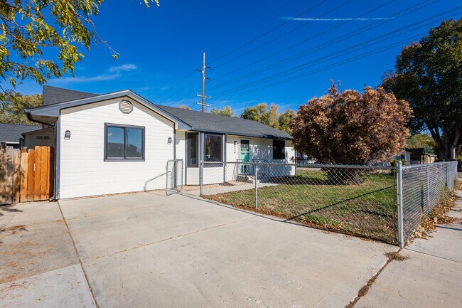 Building Photo - 924 E Georgia Ave