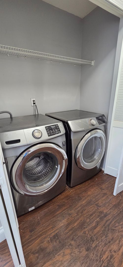 Foto del edificio - Charming 3-Bed Townhome in Sought-After Si...