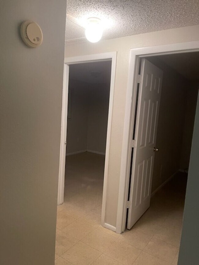 Foto del edificio - 2 Bedroom 1 Bath Duplex For Rent at 7068 C...