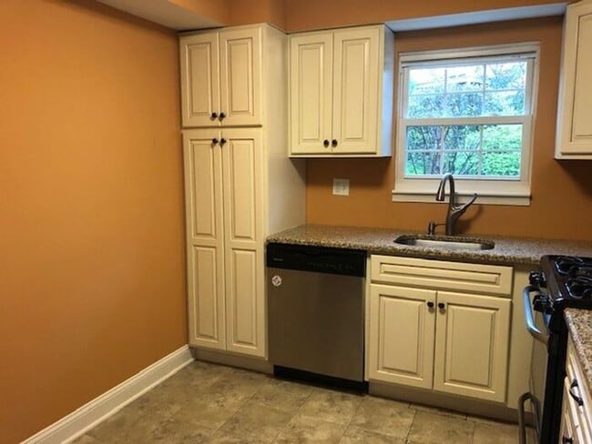 Building Photo - 2 bedroom Condo For Rent 19027 Elkins Park