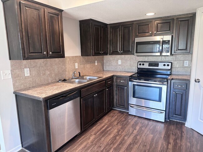 Building Photo - 3 Bed | 2.5 Bath | 2 Car Garage Townhome in Grain Valley w/ Special