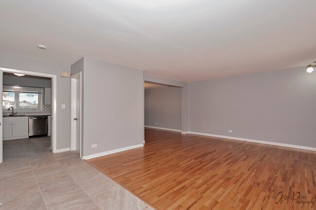 Building Photo - 7028 W Crain St
