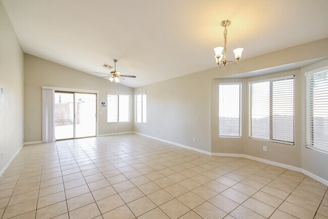 Foto del edificio - 15550 N Naegel Dr