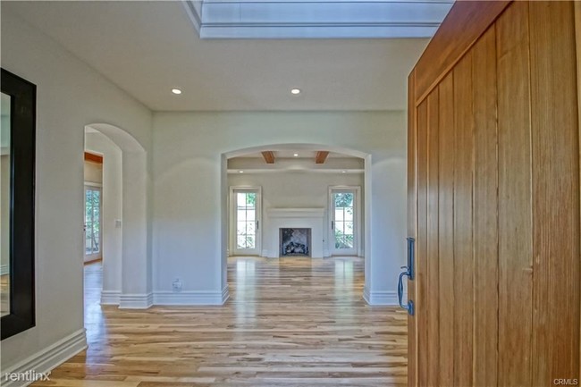 Building Photo - 4 br, 3.5 bath House - 3236 Via La Selva