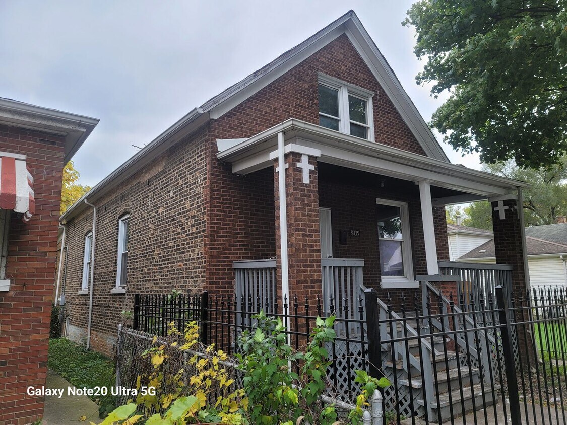 Primary Photo - Beautiful 4 bedroom 1 bath brick house for...