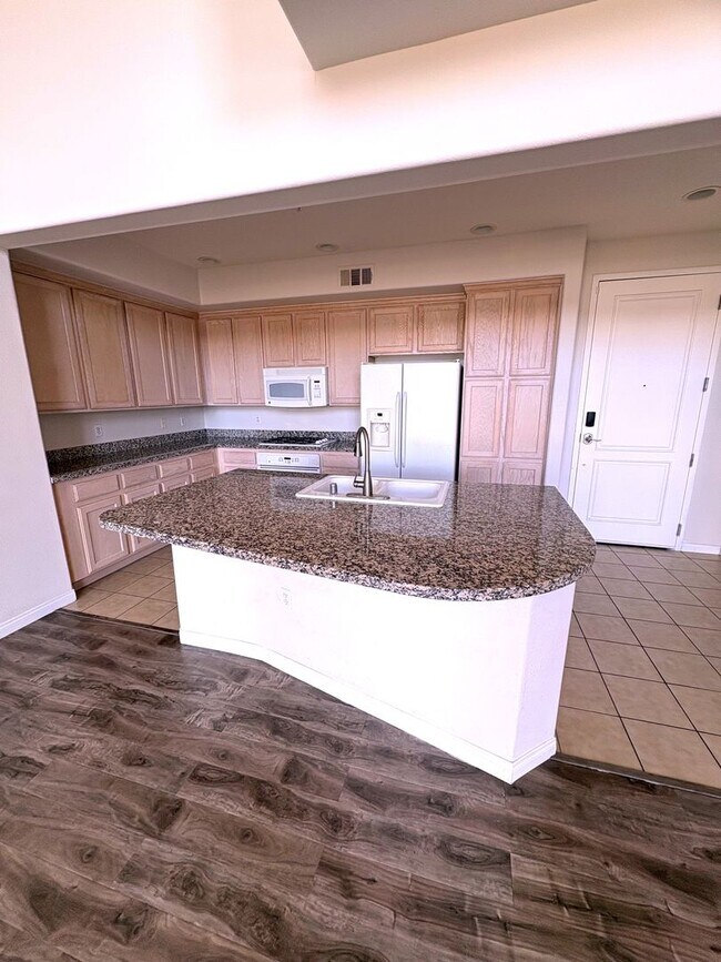 Foto del edificio - Beautiful, 2 story penthouse loft at the Manhattan condos on the south strip.