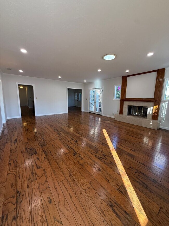 Foto del edificio - San Pedro 4 bedroom, 3 Bath Home with yard and Deck! Available NOW!