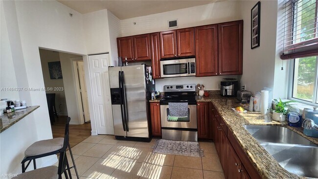 Building Photo - 2 br, 2 bath Condo - 3001 NE 185th St Apt 135