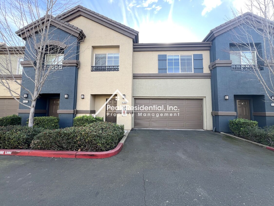 Foto principal - Spacious 3bd/3ba North Natomas Townhouse