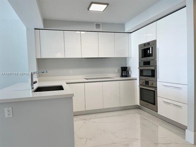 Foto del edificio - 330 Sunny Isles Blvd