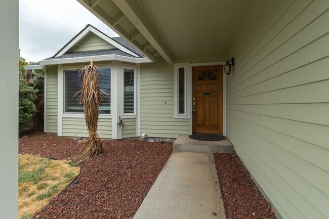 Foto del edificio - Beautiful 3 Bed 2 house with 2 Car Garage-...